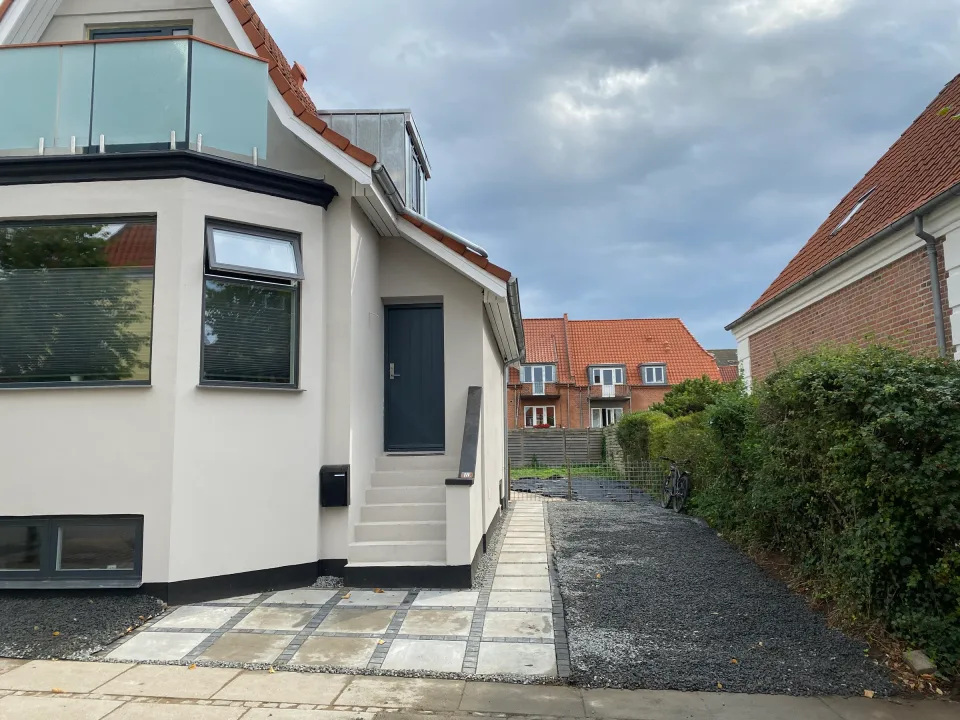 Facade, tagetage og indgang på hus i Horsens